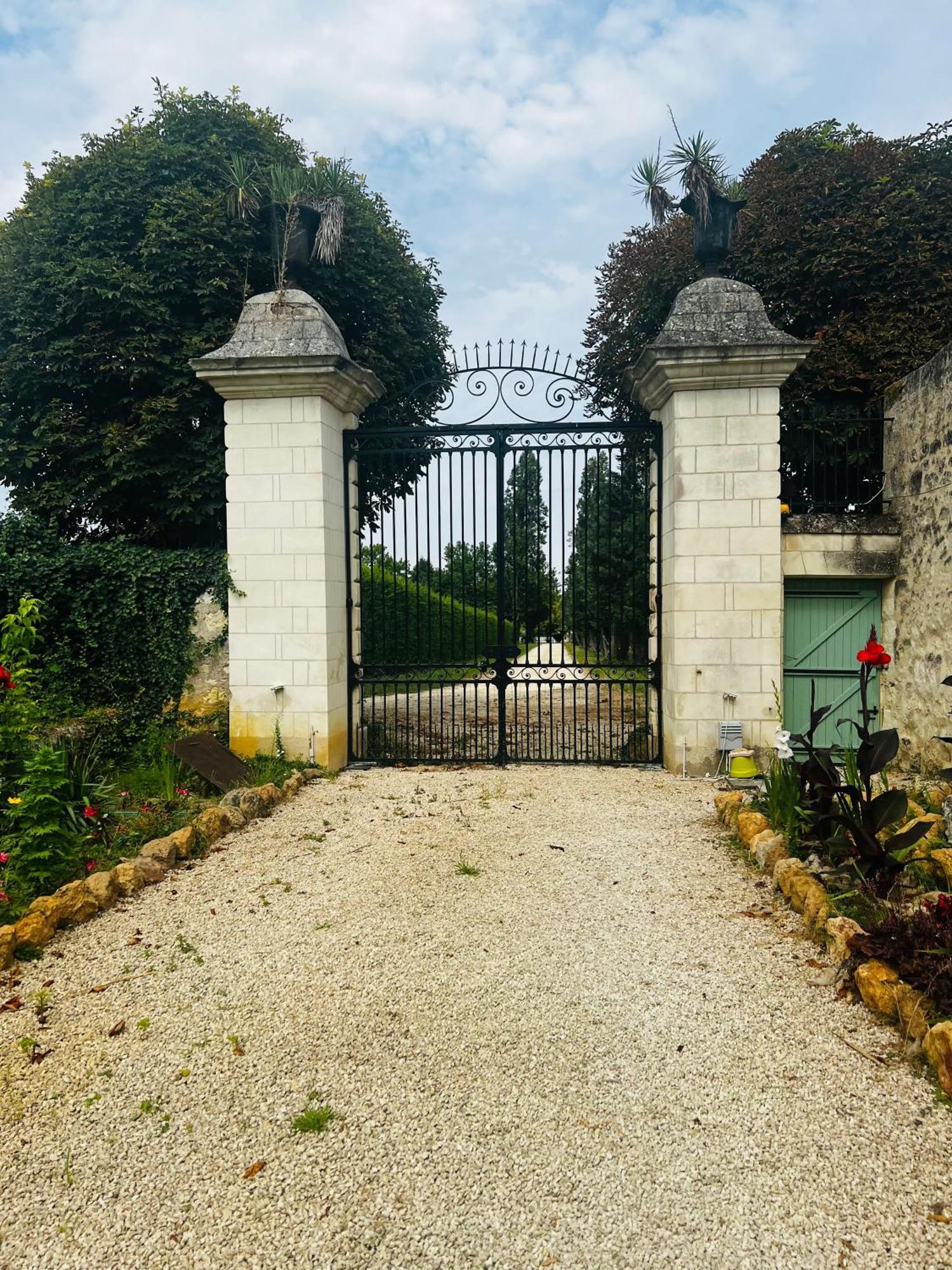 Chateau De La Thibaudiere Bois Savary - Chambre Familiale Du Roi Allonnes  Exteriér fotografie